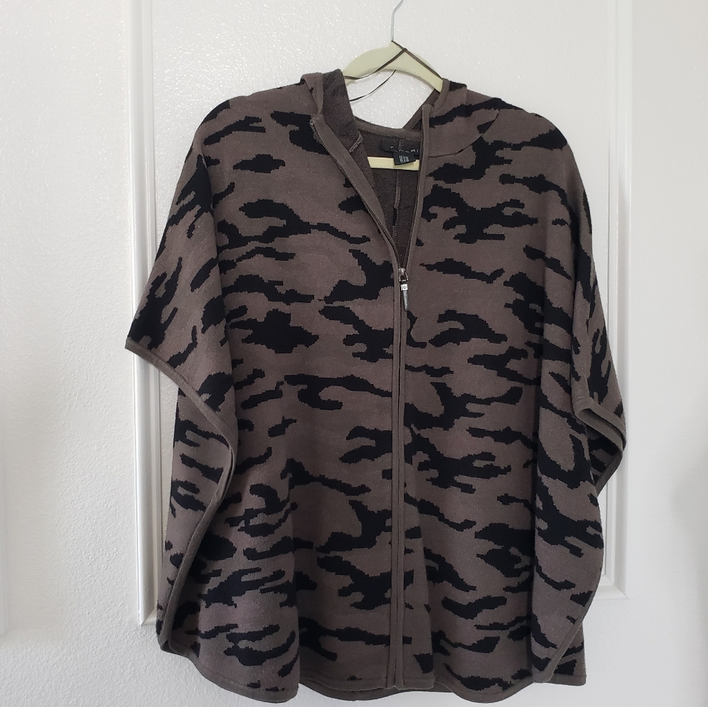 TAHARI CAMOUFLAGE PRINT FRONT ZIPPERED CAMO HOODED PONCHO